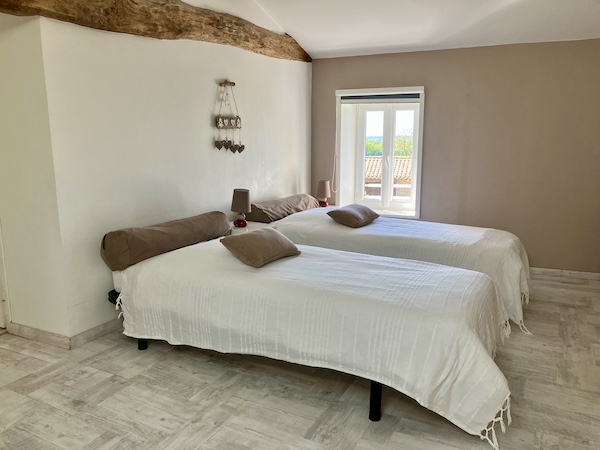 chambre lit simple location de vacance en vendée près d'antigny